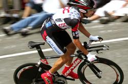 开云官网-赛道与绿茵的交汇，迪巴拉如何以F1冠军姿态斩落摩纳哥