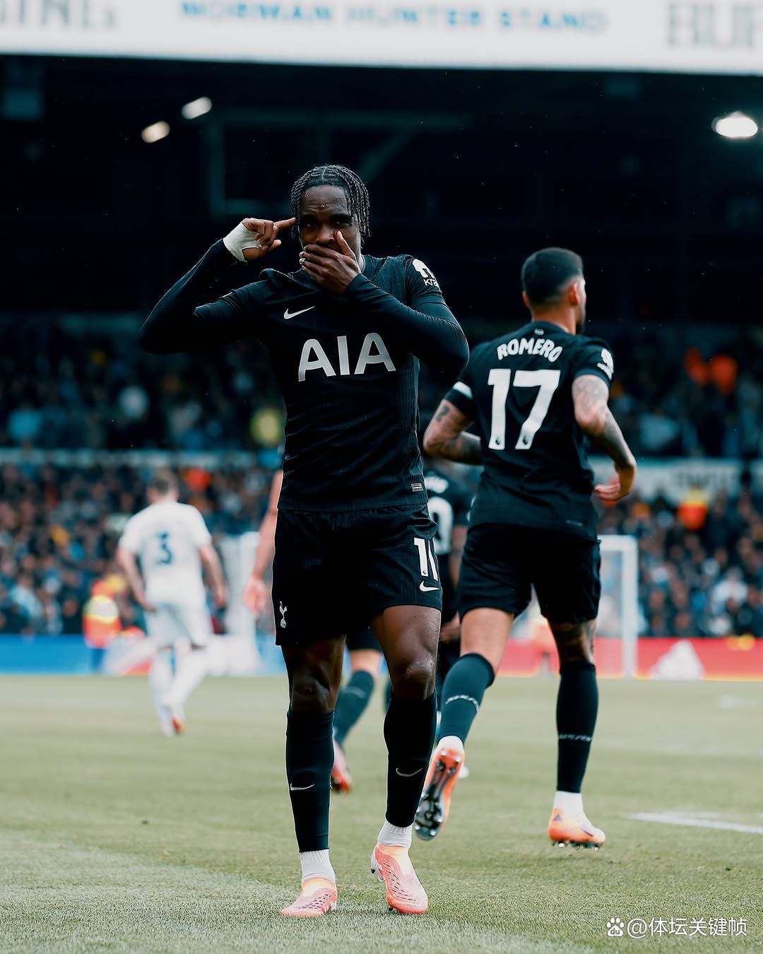 包含热刺主场击败对手，保持积分榜前列的词条