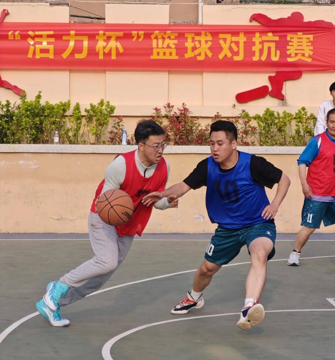 篮球战术演练实地进行，集体配合默契