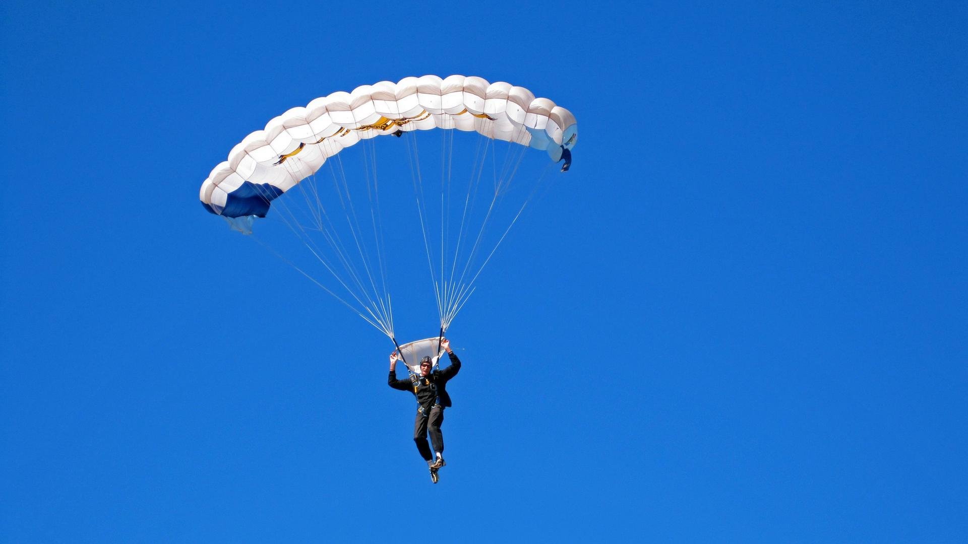 马刺封锁热火，德罗赞成为关键先生