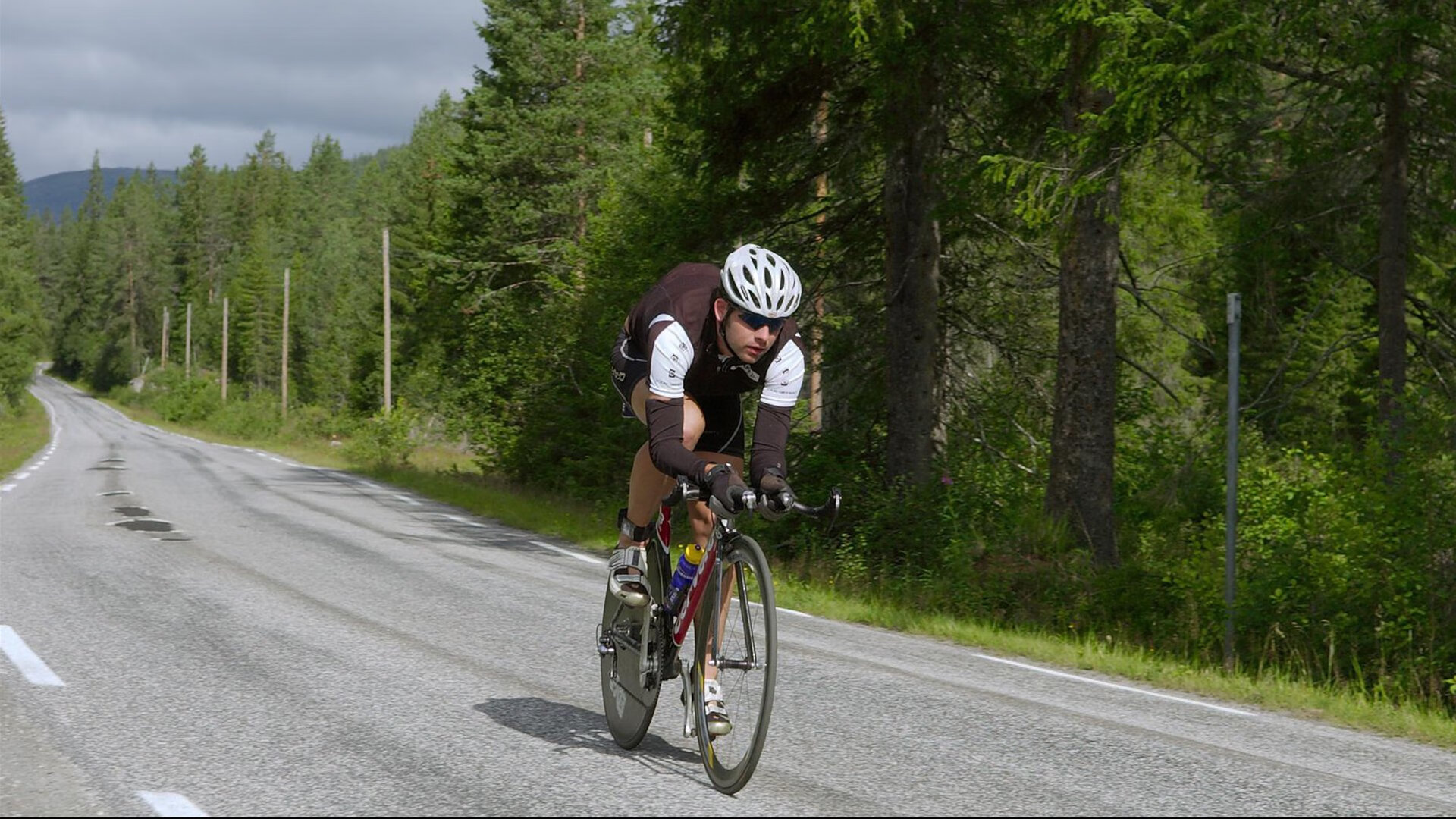 当英超与德甲争冠战交汇，利物浦的坚韧与梅西在德甲舞台的接管启示